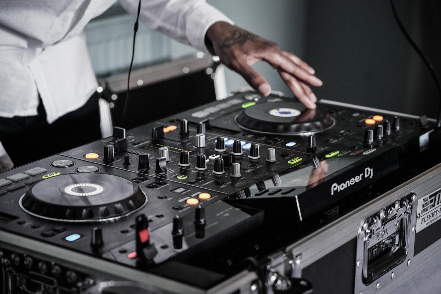 Diferencias entre un DJ y una banda en eventos